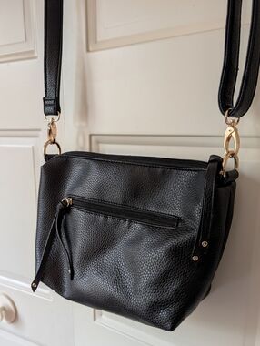 Imoshion black leather crossbody purse with gold hardware